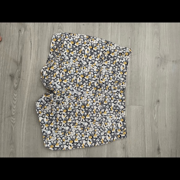 old navy shorts - Picture 2 of 2